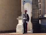 熊の毛皮の帽子に赤い服･･･ではなく普通の軍服を着た衛兵