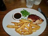 パブ形式のビールで酔いつつチキン料理を賞味する
