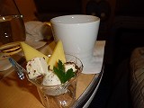 深夜の機内サービスで頼んだ赤ワインとチーズ